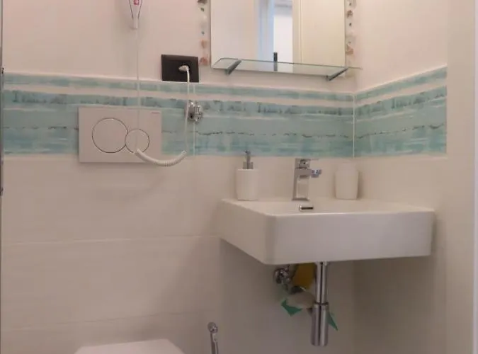 Amici Holidey Stazione Гостевой дом Специя