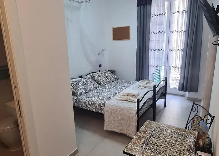 Amici Holidey Stazione Гостевой дом 3*